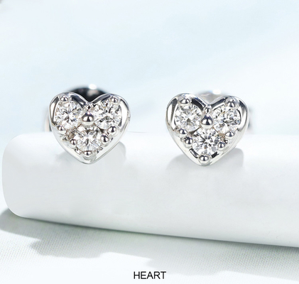 Εξαιρετικά ασημένια διαμορφωμένα καρδιά σκουλαρίκια 0.80ct στηριγμάτων γύρω από το λαμπρό διαμάντι περικοπών